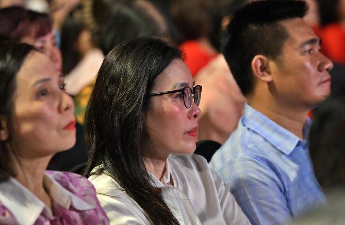 Nhiều khán giả đã không giấu được xúc động khi lắng nghe những câu chuyện về các gia đình liệt sĩ, những người nhiều năm chưa từng từ bỏ hy vọng tìm lại người thân.