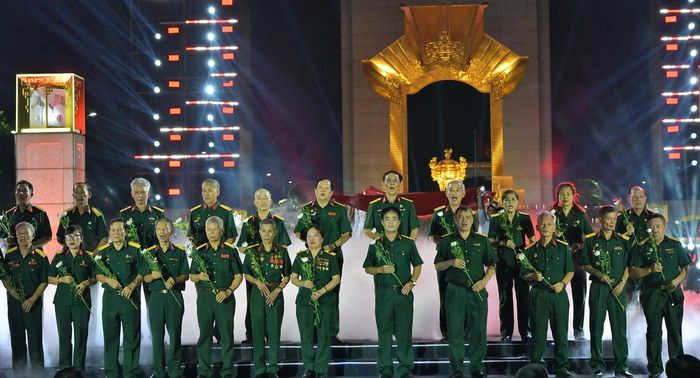 Bên cạnh sự tham gia của nhiều nghệ sĩ, chương trình còn có sự xuất hiện của các cựu chiến binh, thương binh, bệnh binh và những người lính đang trực tiếp làm nhiệm vụ rà phá bom mìn, tìm kiếm, quy tập hài cốt liệt sĩ.