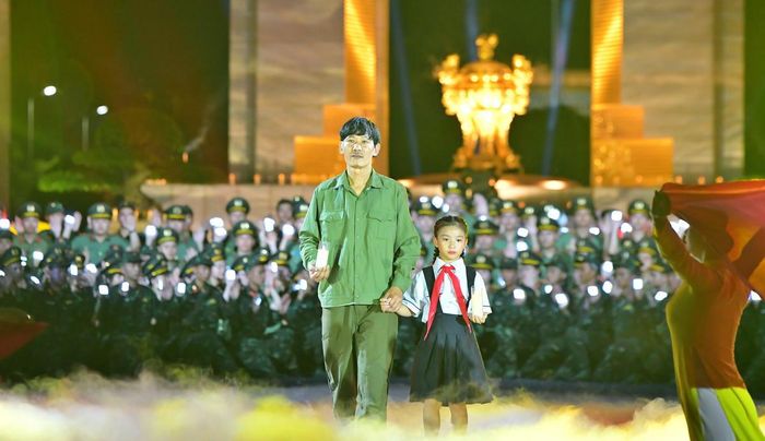 "Sao sáng dẫn đường" không chỉ là chương trình tưởng niệm, mà còn khẳng định tri ân là trách nhiệm của hôm nay và các thế hệ mai sau trong hành trình gìn giữ ký ức lịch sử và đạo lý dân tộc.