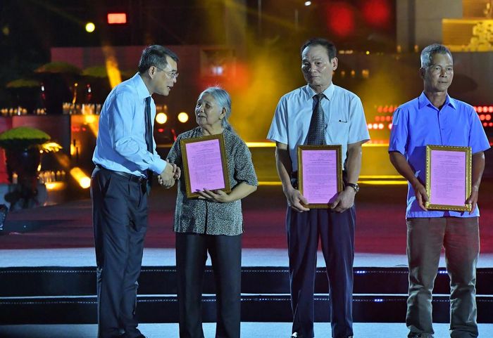 Thủ tướng Chính phủ Lê Minh Hưng trao kết quả giám định ADN cho thân nhân các gia đình liệt sĩ.