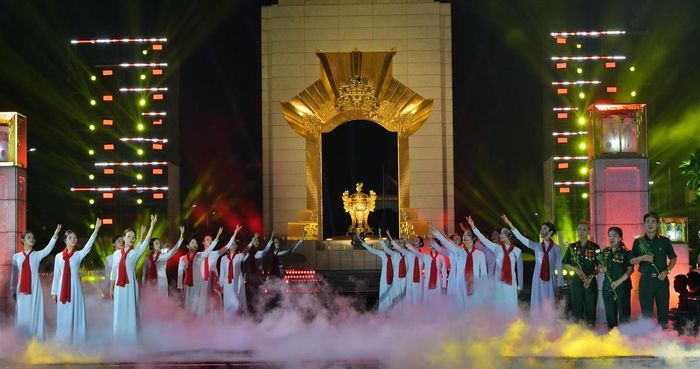 Lấy cảm hứng từ câu thơ nổi tiếng trong bài Núi Đôi của nhà thơ Vũ Cao “Anh đi bộ đội sao trên mũ/ Mãi mãi là sao sáng dẫn đường”, chương trình khắc họa hình ảnh mỗi liệt sĩ như một vì sao soi sáng hành trình trở về với quê hương, gia đình.