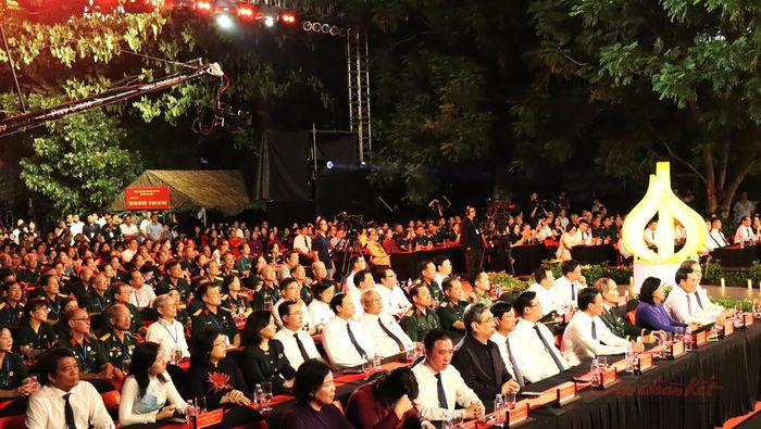Nhiều lãnh đạo Đảng, Nhà nước và MTTQ Việt Nam tham dự cầu truyền hình trực tiếp tại điểm cầu công viên Lê Thị Riêng. Ảnh: T.Luân.
