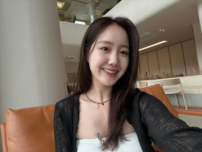Cô góp mặt trong nhiều dự án như Baek Hee trở lại, Unni is alive, Cuộc sống thượng lưu và Penthouse… Bên cạnh lĩnh vực truyền hình, Jin Ji Hee còn tham gia phim điện ảnh, chương trình giải trí và hoạt động trên sân khấu. Nữ diễn viên cũng là gương mặt quen thuộc trong nhiều chương trình giải trí. Cô từng dẫn chương trình thiếu nhi Kkureogi Tamgusaengwhal của SBS và xuất hiện trong các chương trình như Strong Heart, Happy Together Season 3, Running Man, Knowing Bros, Radio Star, I Live Alone... Ngoài ra, cô còn đảm nhận vai trò dẫn chuyện cho bộ phim tài liệu DocuGonggam - From Girl to Girl. Ảnh: @2xj_hee.