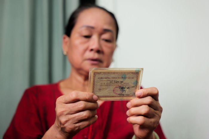  Giấy chứng nhận gia đình liệt sĩ là một trong những tài liệu gốc hiếm hoi gia đình bà Bùi Thị Hoa còn giữ được liên quan đến liệt sĩ Bùi Hoàng Nam sau nhiều năm. 