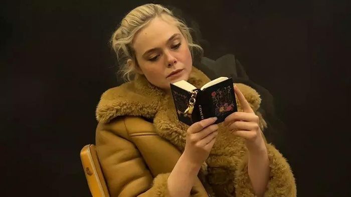  Nữ diễn viên Ella Fanning trong chiến dịch quảng bá móc khóa sách của Coach. Ảnh: Vogue. 