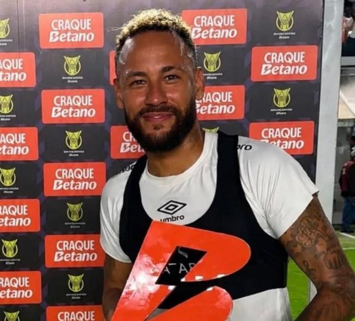  Neymar nhận giải Cầu thủ hay nhất trận. 