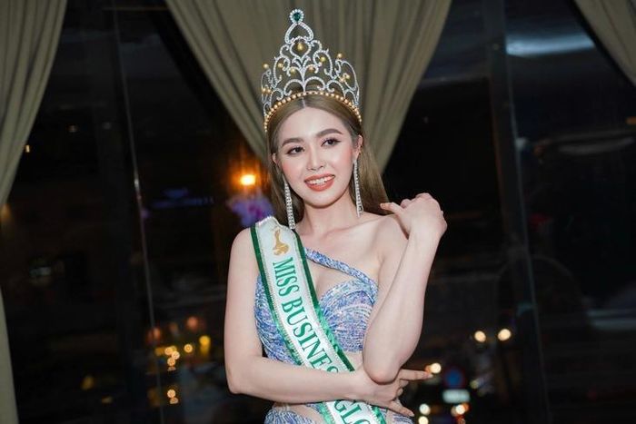  Nguyễn Thị Thảo tố vương miện Miss Business Global 2023 giá 3 tỷ đồng không có kim cương thật. Ảnh: BTC.