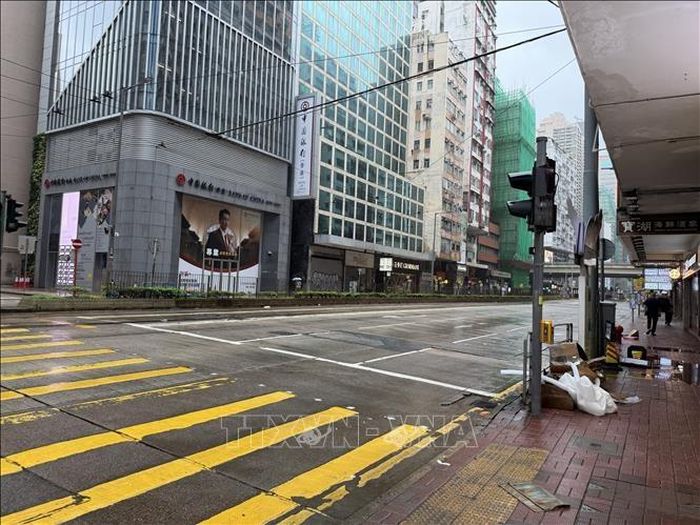  Đường phố Hong Kong vắng vẻ do bão. Ảnh: Lê Anh/PV TTXVN tại Hong Kong (Trung Quốc)