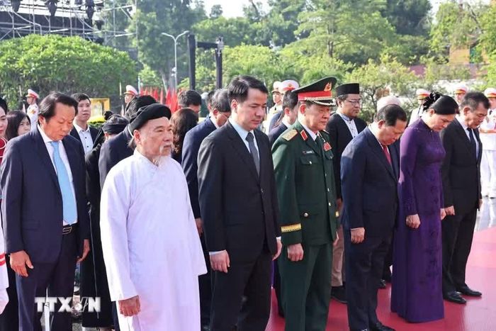 Đoàn đại biểu Ủy ban Trung ương Mặt trận Tổ quốc Việt Nam đặt vòng hoa tại Đài tưởng niệm các Anh hùng liệt sỹ. Ảnh: Minh Đức/TTXVN.