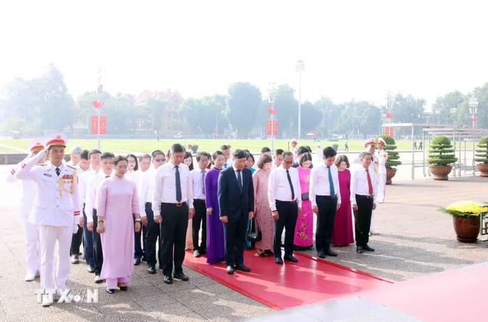 Đoàn đại biểu Bộ Nội vụ đến đặt vòng hoa và vào Lăng viếng Chủ tịch Hồ Chí Minh. Ảnh: Phạm Kiên/TTXVN.