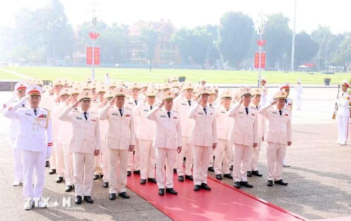 Đoàn đại biểu Đảng ủy Công an Trung ương, Bộ Công an đến đặt vòng hoa và vào Lăng viếng Chủ tịch Hồ Chí Minh. Ảnh: Phạm Kiên/TTXVN.