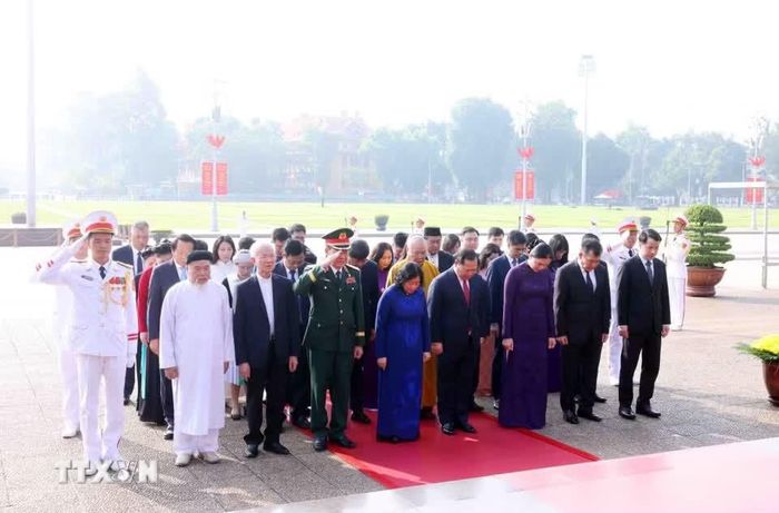 Đoàn đại biểu Ủy ban Trung ương Mặt trận Tổ quốc Việt Nam đến đặt vòng hoa và vào Lăng viếng Chủ tịch Hồ Chí Minh. Ảnh: Phạm Kiên/TTXVN.
