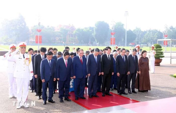 Đoàn đại biểu Ban Chấp hành Trung ương Đảng, Tổng Bí thư, Chủ tịch nước, Quốc hội, Chính phủ đến đặt vòng hoa và vào Lăng viếng Chủ tịch Hồ Chí Minh. Ảnh: Phạm Kiên/TTXVN.