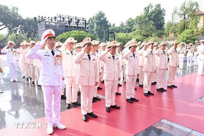 Đoàn đại biểu Đảng ủy Công an Trung ương và Bộ Công an đặt vòng hoa tại Đài tưởng niệm các Anh hùng liệt sỹ. Ảnh: Minh Đức/TTXVN.
