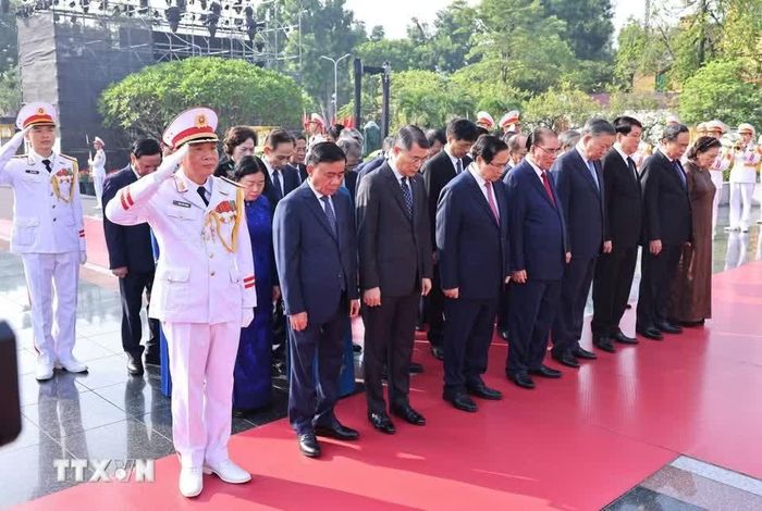 Các đồng chí lãnh đạo, nguyên lãnh đạo Đảng, Nhà nước đặt vòng hoa tại Đài tưởng niệm các Anh hùng liệt sỹ trên đường Bắc Sơn (Ba Đình, Hà Nội). Ảnh: Minh Đức/TTXVN.