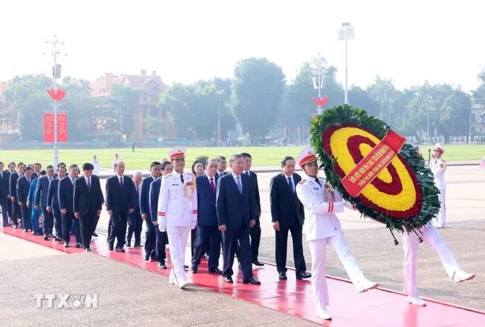 Đoàn đại biểu Ban Chấp hành Trung ương Đảng, Tổng Bí thư, Chủ tịch nước, Quốc hội, Chính phủ, Ủy ban Trung ương Mặt trận Tổ quốc Việt Nam đến đặt vòng hoa và vào Lăng viếng Chủ tịch Hồ Chí Minh. Ảnh: Phạm Kiên/TTXVN.