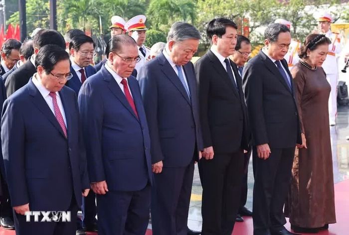Các đồng chí lãnh đạo, nguyên lãnh đạo Đảng, Nhà nước đặt vòng hoa tại Đài tưởng niệm các Anh hùng liệt sỹ trên đường Bắc Sơn (Ba Đình, Hà Nội). Ảnh: Minh Đức/TTXVN.