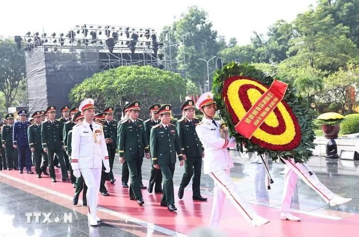 Đoàn đại biểu Quân ủy Trung ương và Bộ Quốc phòng đặt vòng hoa tưởng niệm các Anh hùng liệt sỹ. Ảnh: Minh Đức/TTXVN.