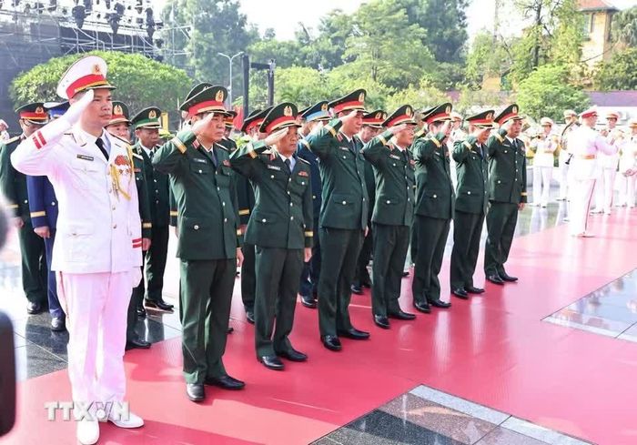Đoàn đại biểu Quân ủy Trung ương và Bộ Quốc phòng tưởng niệm các Anh hùng liệt sỹ. Ảnh: Minh Đức/TTXVN.