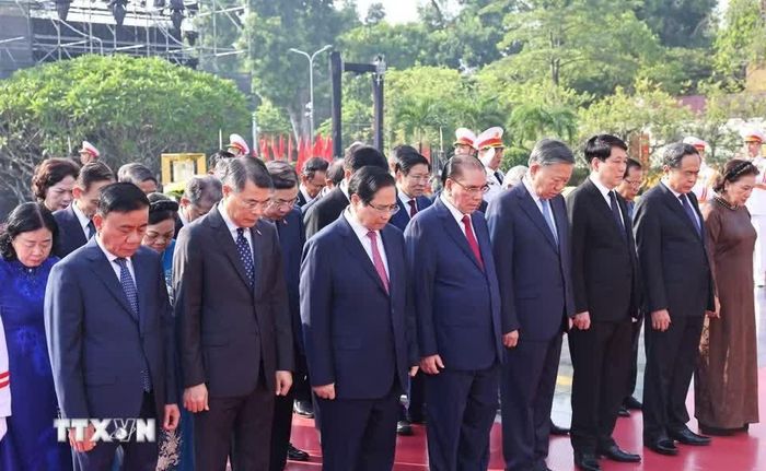 Các đồng chí lãnh đạo, nguyên lãnh đạo Đảng, Nhà nước đặt vòng hoa tại Đài tưởng niệm các Anh hùng liệt sỹ trên đường Bắc Sơn (Ba Đình, Hà Nội). Ảnh: Minh Đức/TTXVN.