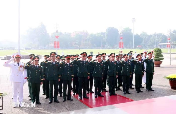 Đoàn đại biểu Quân ủy Trung ương, Bộ Quốc phòng đến đặt vòng hoa và vào Lăng viếng Chủ tịch Hồ Chí Minh. Ảnh: Phạm Kiên/TTXVN.