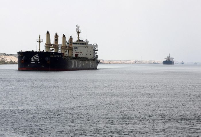 Tàu di chuyển qua kênh đào Suez của Ai Cập. Ảnh: Reuters.