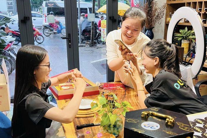  Nhân viên tại Enjoy Gourmet đang chụp ảnh để giới thiệu sản phẩm bánh trung thu tới khách hàng. Ảnh: An Hà. 