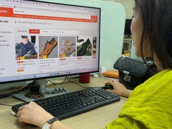 Tổng doanh số của Shopee, TikTok Shop, Lazada và Tiki đạt 291.600 tỷ đồng trong nửa đầu năm. Ảnh minh họa.
