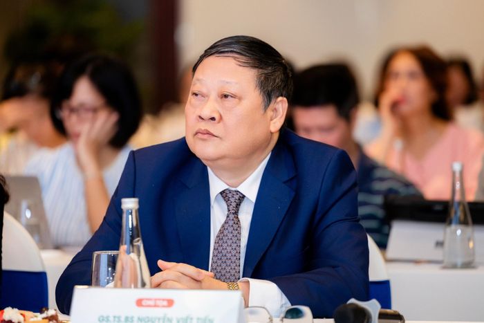 GS.TS.BS Nguyễn Viết Tiến, Chủ tịch Hội Phụ sản Việt Nam, Nguyên Thứ trưởng Thường trực Bộ Y tế, tại tọa đàm. Ảnh: BTC.
