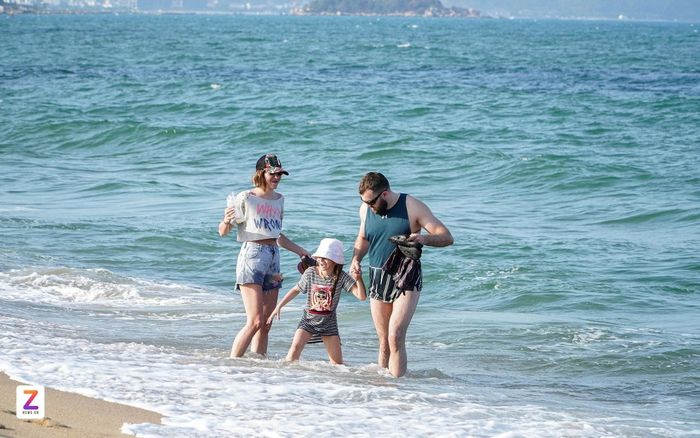  Khách Nga cùng gia đình dạo chơi tại bờ biển Nha Trang. Ảnh: Xuân Hoát. 