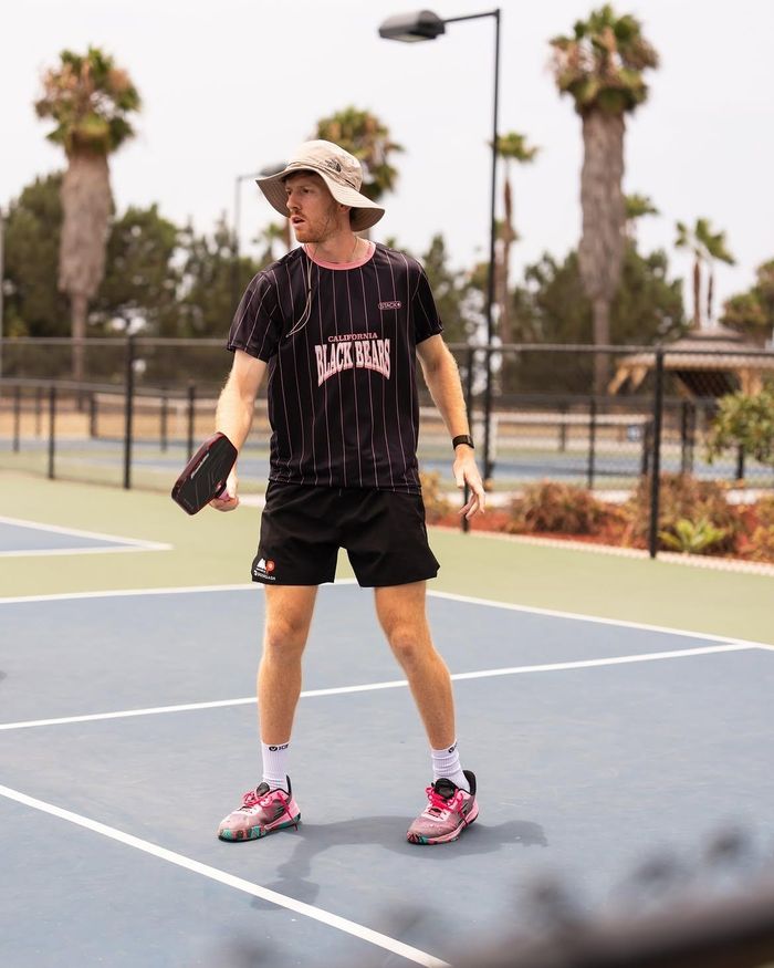 Hình ảnh Joey Wild thường xuyên thi đấu pickleball với chiếc mũ xô đã châm ngòi cuộc tranh luận về việc có nên cho phép phụ kiện này xuất hiện trên sân đấu. Ảnh: @joeywild.pb/IG.