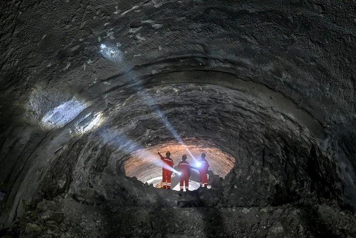 Đường hầm đường sắt cao tốc Caiyuanba xuyên qua lòng sông Dương Tử dài gần 12 km. Ảnh: SCMP.