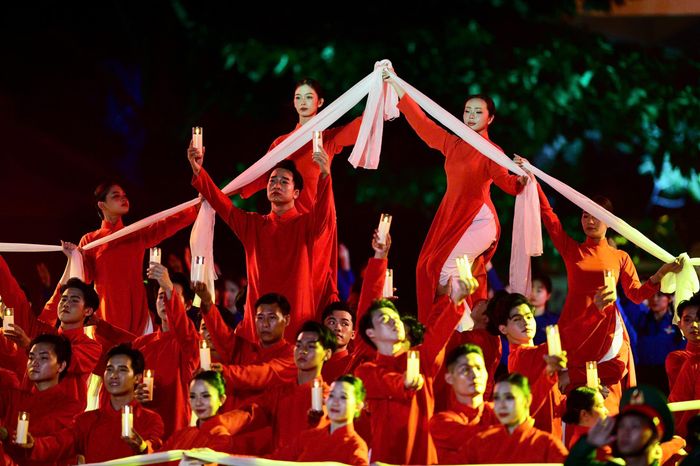  Qua từng chương, khán giả được nhìn lại sự hy sinh của các anh hùng liệt sĩ, hành trình bền bỉ tìm kiếm, quy tập và xác định danh tính những người còn nằm lại chiến trường, cũng như những cuộc trở về sau nhiều thập kỷ. Xen kẽ các phóng sự là những tiết mục nghệ thuật được dàn dựng theo chủ đề, tạo mạch kết nối giữa quá khứ và hiện tại. 