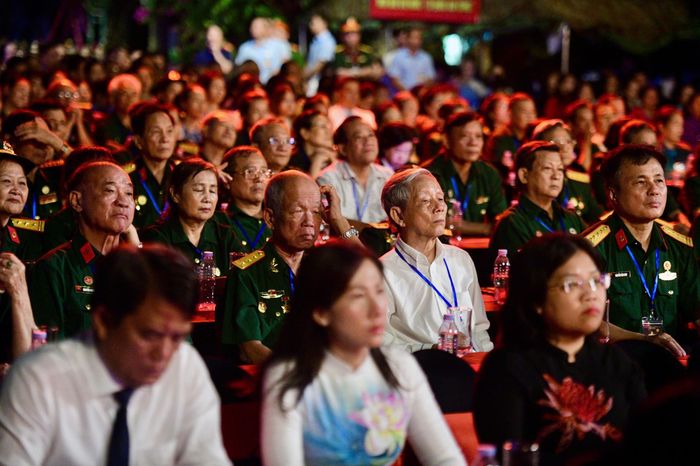  Chương trình còn có sự tham dự của đông đảo cựu chiến binh, thương bệnh binh từng tham gia các cuộc kháng chiến, đặc biệt là cuộc Tổng tiến công và nổi dậy Tết Mậu Thân 1968, bảo vệ Tổ Quốc tại 4 điểm cầu. Cầu truyền hình được chia thành ba chương: "Những người chưa bao giờ khuất", "Mệnh lệnh trái tim - Chiến dịch 500 ngày đêm" và "Trả lại tên cho các anh". 