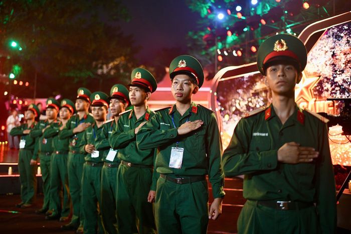  Một trong những khoảnh khắc nhận được nhiều tràng pháo tay là khi đại diện các đội quy tập K71, K72, K73 và K74, đội rà phá bom mìn, đội pháp y bước lên sân khấu. Đây là những đơn vị trực tiếp tham gia tìm kiếm, quy tập hài cốt liệt sĩ tại công viên Lê Thị Riêng trong suốt hơn một tháng qua.