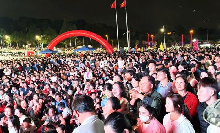 Đông đảo nhân dân địa phương và du khách đến tham dự chương trình
