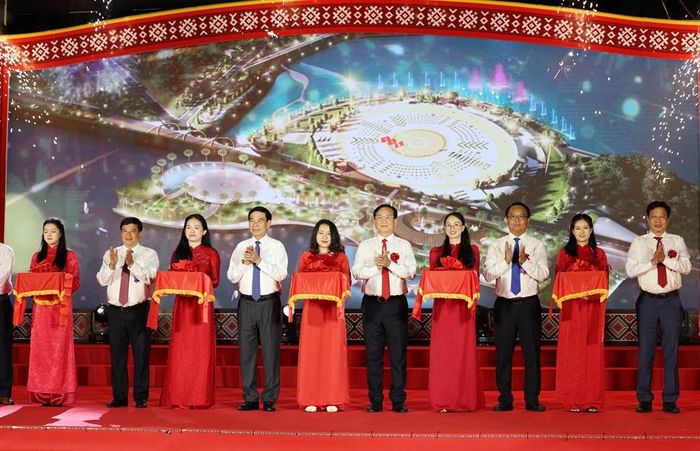 Các đại biểu thực hiện nghi thức cắt băng khánh thành