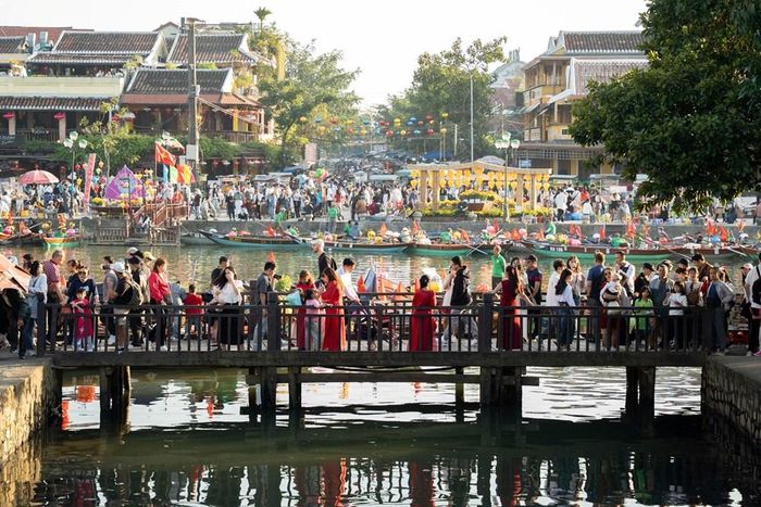 Du khách tham quan phố cổ Hội An