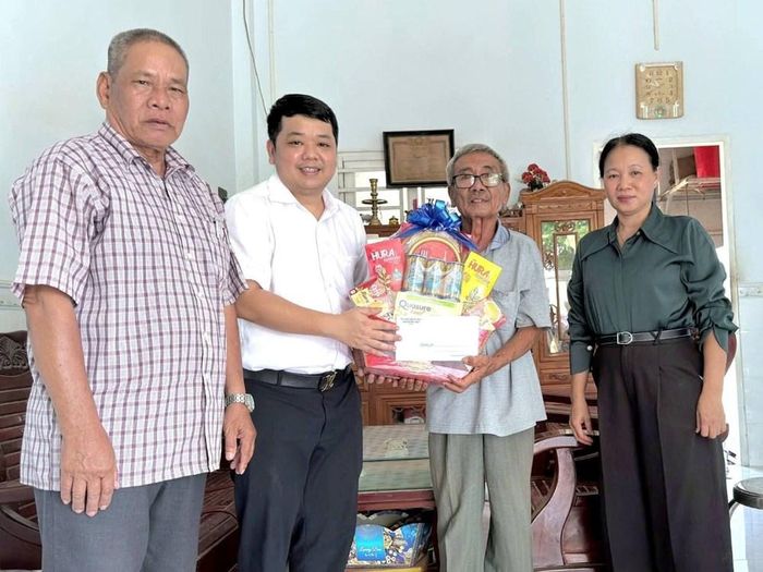 Ông Lưu Xuân Vũ, Bí thư Đảng ủy xã Phước Hậu trao tặng quà cho gia đình người có công, thân nhân liệt sĩ trên địa bàn. Ảnh: Trung tâm Dịch vụ, sự nghiệp công xã Phước Hậu