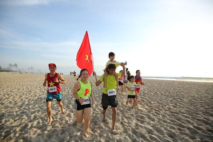 Điểm đặc biệt của giải là cung đường dài 4km hoàn toàn trên bãi cát ven biển Mỹ An. Thay vì đặt nặng yếu tố thành tích, người tham gia được trải nghiệm cảm giác chạy chân trần trên cát, hít thở không khí biển trong lành và đón bình minh...