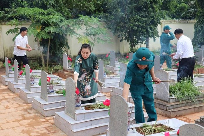 Các đại biểu thắp hương tri ân các Anh hùng liệt sĩ tại Nghĩa trang liệt sĩ Mai Sơn