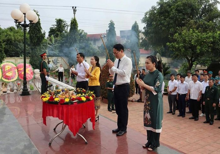 Các đại biểu đã dâng hoa, dâng hương, dành phút mặc niệm để bày tỏ lòng tri ân sâu sắc và ghi nhớ công ơn to lớn của các Anh hùng liệt sĩ