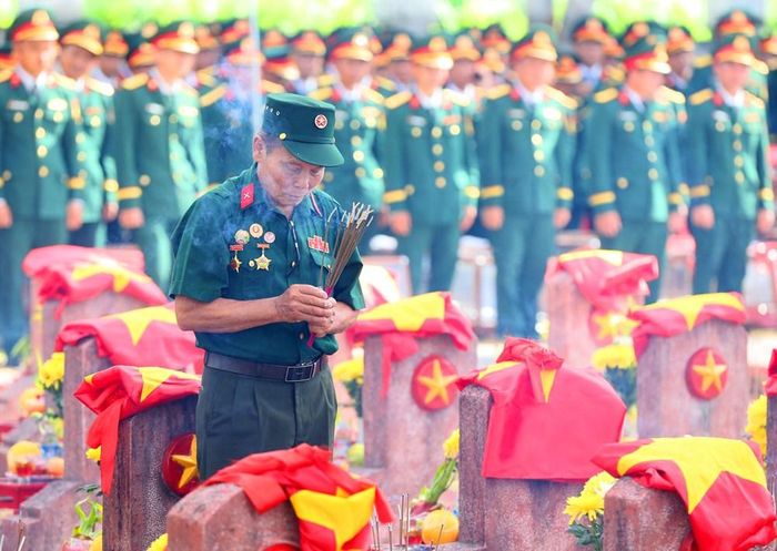 Người cựu binh lặng người hồi lâu, ký ức về một thời bom đạn như ùa về trong ánh mắt đượm buồn của ông. Ông nâng niu thắp nén hương, để làn khói mỏng thay lời tri ân, tưởng nhớ những người đồng đội đã anh dũng hy sinh vì nghĩa vụ quốc tế cao cả