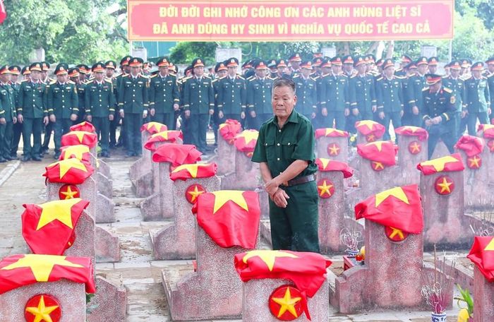 Người lính già bần thần đứng lặng trước những ngôi mộ đồng đội chưa xác định được danh tính. Đôi mắt đượm buồn lặng lẽ dõi theo từng tấm bia, như kiếm tìm bóng hình của những người từng vào sinh ra tử cùng mình