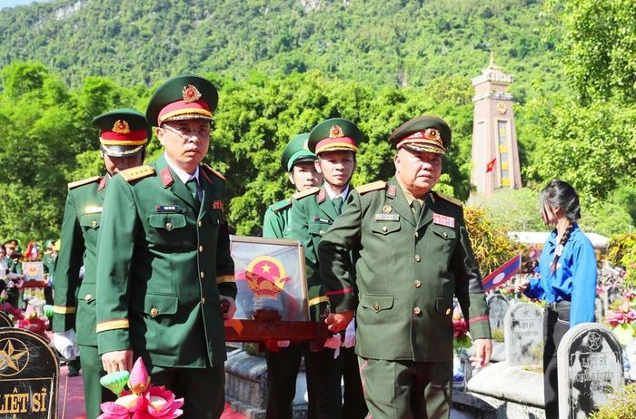 Tại Nghĩa trang Liệt sĩ Quốc tế Đồng Tâm (Thanh Hóa), lễ truy điệu và an táng hài cốt liệt sĩ quân tình nguyện và chuyên gia Việt Nam hy sinh tại nước CHDCND Lào được tổ chức trong không khí thành kính, thiêng liêng và đầy xúc động