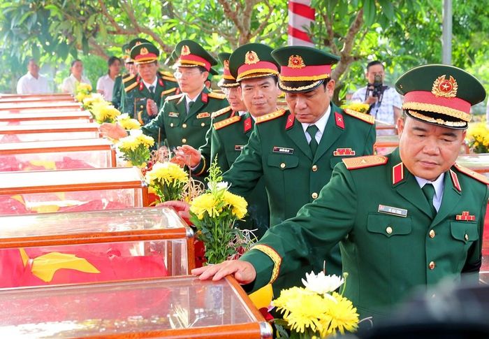 Những bó hoa tươi, những ánh mắt nghẹn ngào cùng sự cúi đầu thành kính là lời tri ân sâu nặng dành cho những người con đã hiến dâng tuổi xuân cho nhiệm vụ quốc tế cao cả