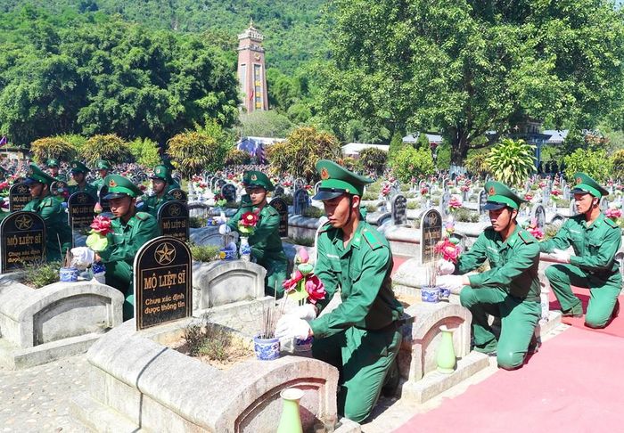 Thế hệ trẻ người Việt Nam hôm nay thành kính dâng hương, bày tỏ lòng biết ơn đối với sự hy sinh của các anh hùng liệt sĩ