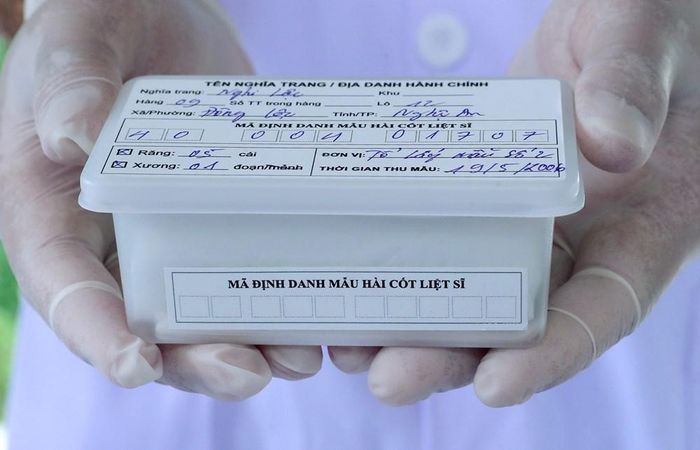 Các bác sĩ chuyên môn đã được cử tham gia trực tiếp vào quá trình lấy mẫu nhằm bảo đảm tính chính xác, khách quan và an toàn trong từng khâu thực hiện. Đây là hoạt động mang ý nghĩa nhân văn sâu sắc, góp phần xác định danh tính các anh hùng liệt sĩ, đáp ứng nguyện vọng của thân nhân và Nhân dân cả nước