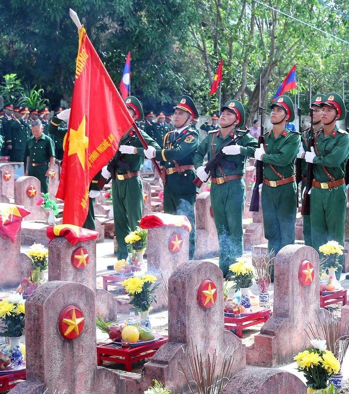 Lễ truy điệu và an táng hài cốt các liệt sĩ quân tình nguyện và chuyên gia Việt Nam hy sinh trên đất bạn Lào tại Nghĩa trang liệt sĩ Nghi Lộc, xã Đông Lộc, tỉnh Nghệ An được tổ chức trang nghiêm nhằm bày tỏ lòng tri ân, tưởng nhớ công lao to lớn của các anh hùng liệt sĩ, đồng thời góp phần giáo dục truyền thống yêu nước, tinh thần đoàn kết quốc tế cho thế hệ hôm nay và mai sau