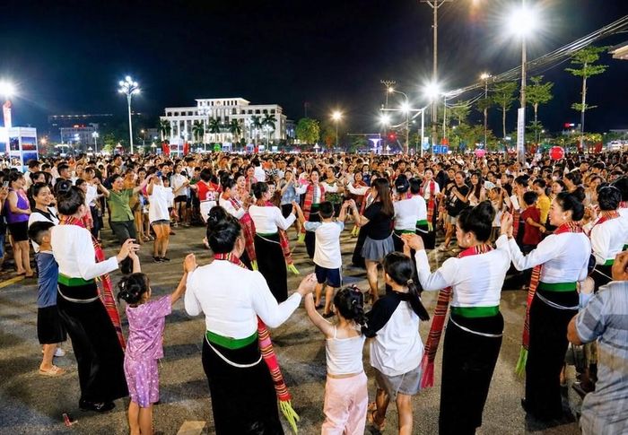 Đây là động lực để UBND phường Yên Bái tiếp tục đổi mới nội dung, nâng cao chất lượng các hoạt động văn hóa, nghệ thuật, hướng tới xây dựng Phố đi bộ trở thành không gian sinh hoạt cộng đồng văn minh, hấp dẫn, là điểm đến an toàn, thân thiện, góp phần thúc đẩy phát triển kinh tế - xã hội của địa phương